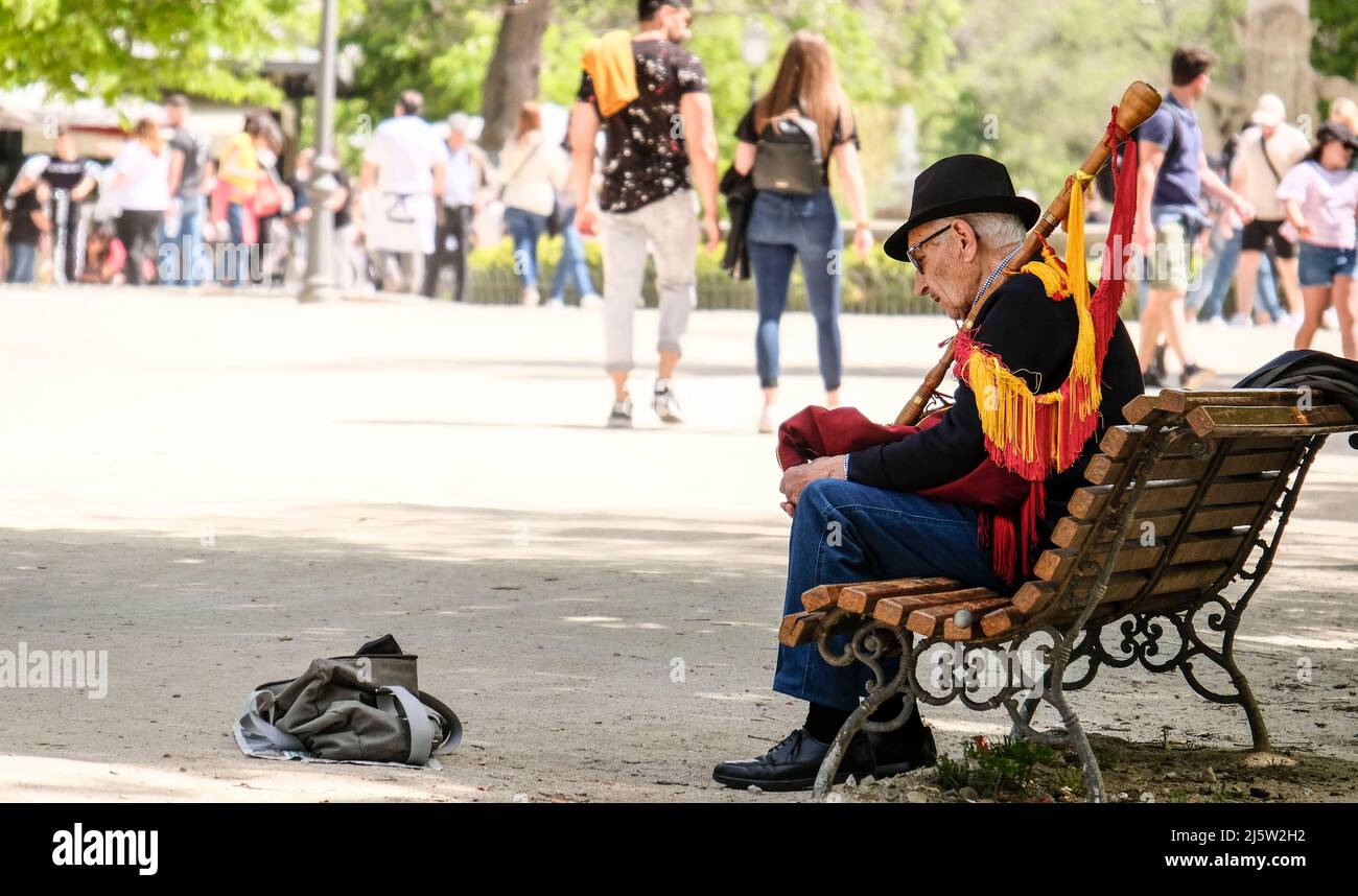 Un vecchio gentleman suona lo Scottish Wind Pipe a El Retiro il Venerdì Santo a Madrid in Spagna Foto Stock