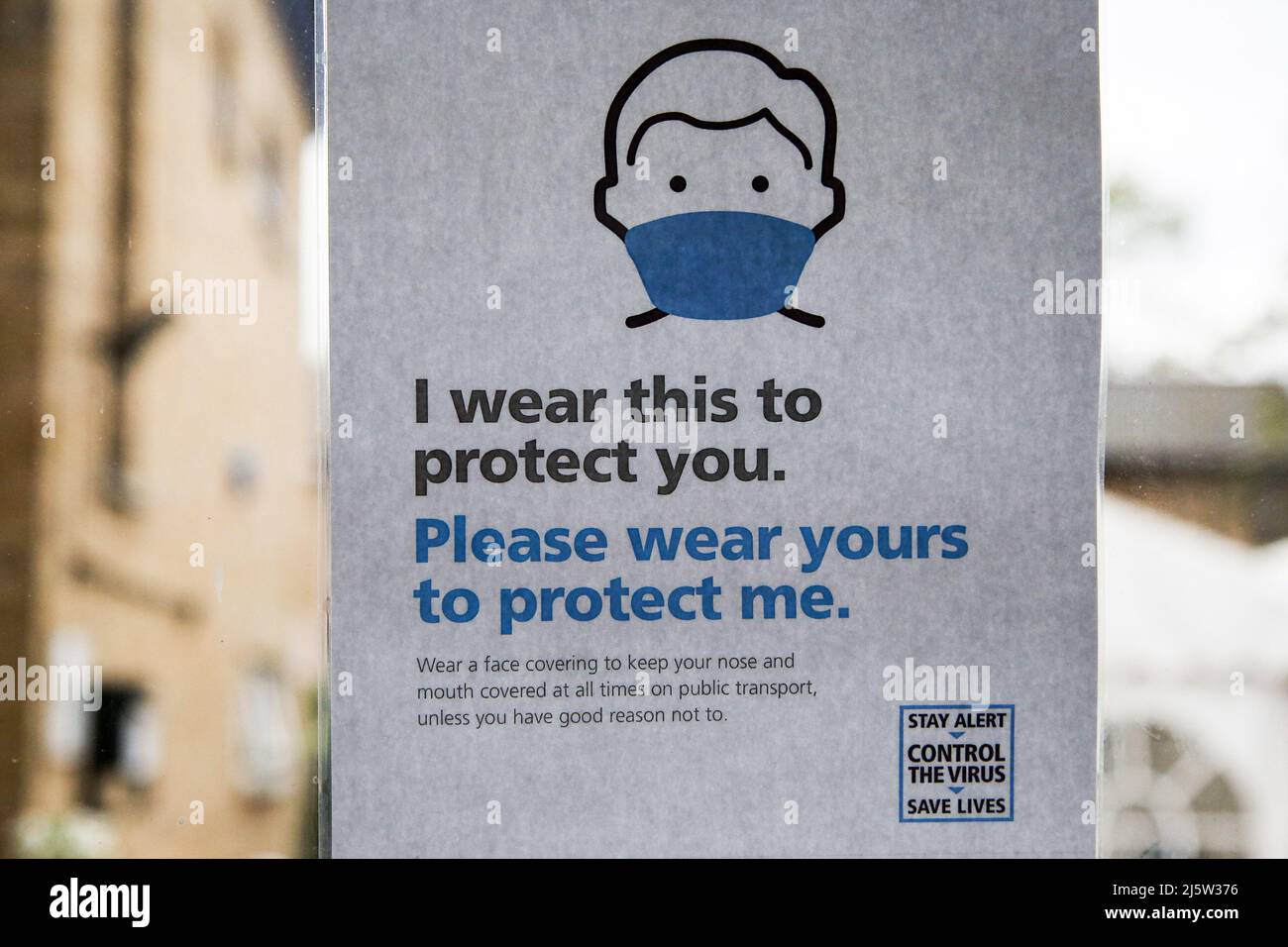 Londra, Regno Unito. 22nd Apr 2022. "Lo indosso per proteggerti. Si prega di indossare il vostro per proteggermi.' segno visualizzato in una clinica. Credit: SOPA Images Limited/Alamy Live News Foto Stock