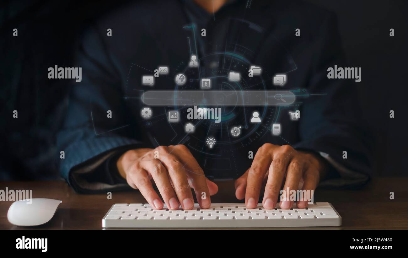 Mano di uomo d'affari tastiera di tipo per ottimizzazione di Search Engine che cerca browser Internet Data Information Networking concetto, businessman uso comp Foto Stock