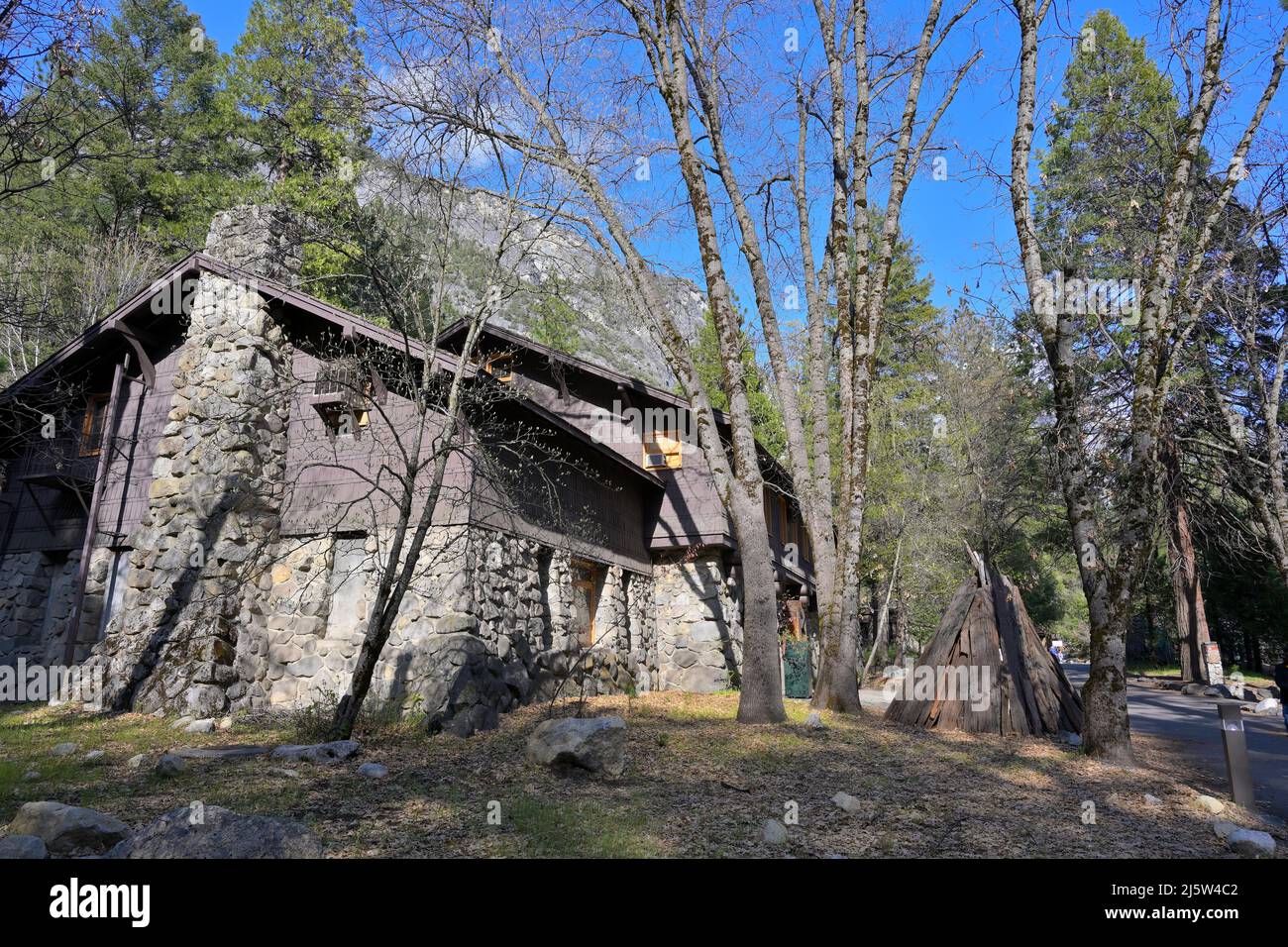 Il Museo (progettato da Herbert Maier) nell'iconico Parco Nazionale di Yosemite, Mariposa CA Foto Stock