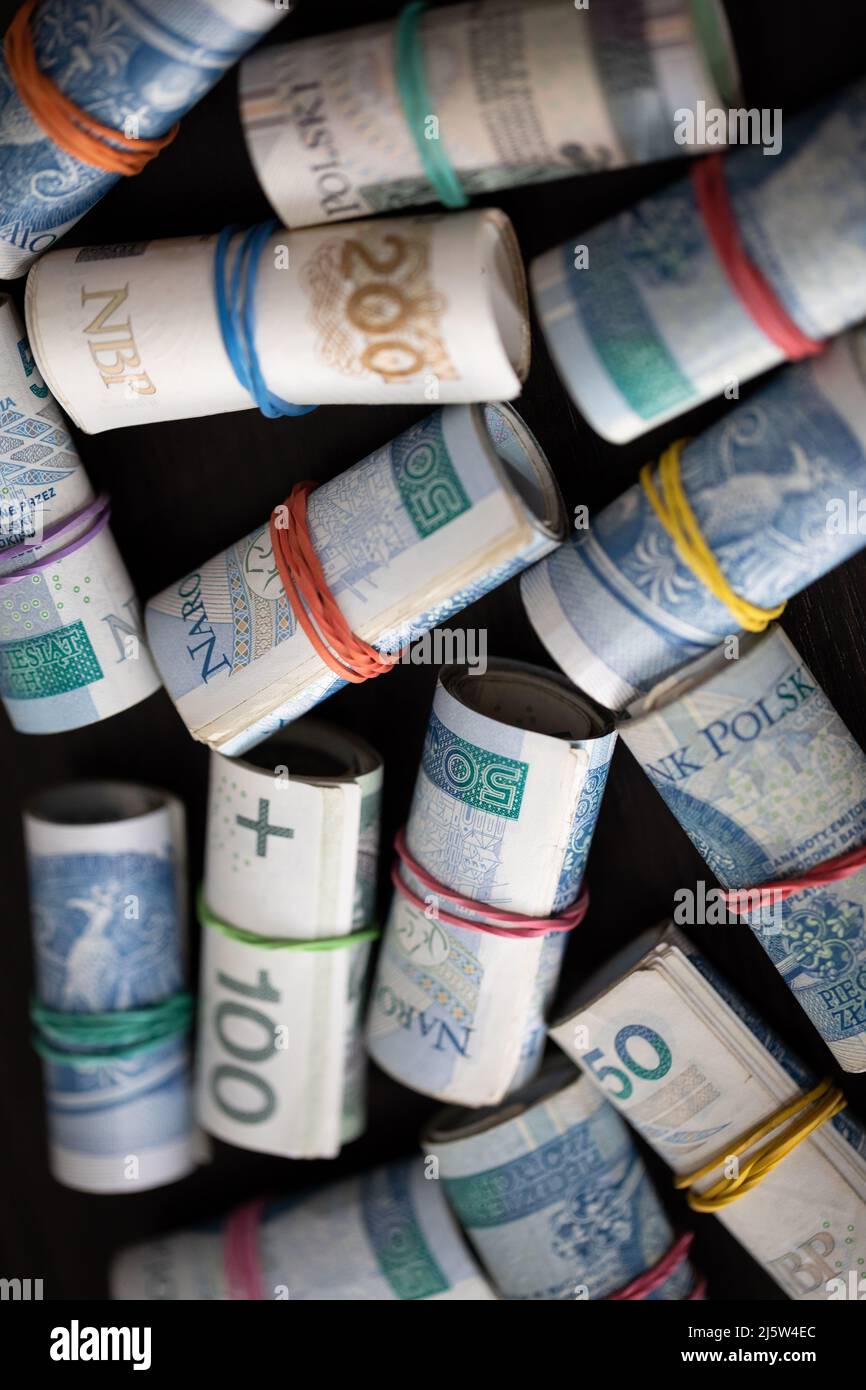 Molti rotoli di carta bollette. Varie denominazioni della moneta nazionale polacca. Foto Stock
