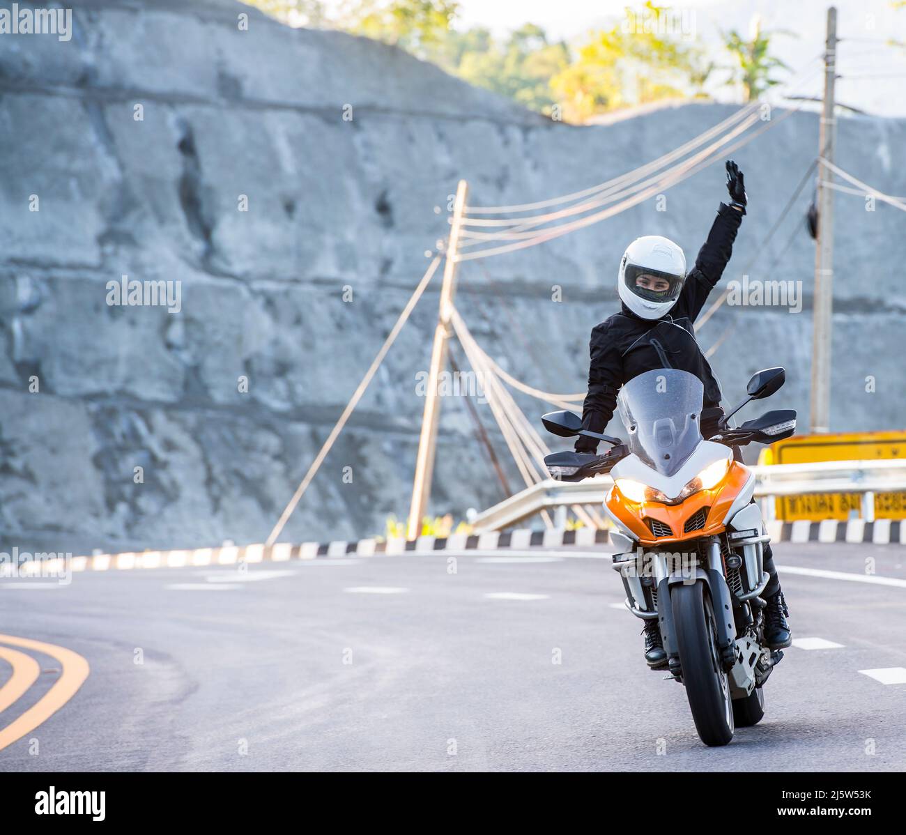 Il pilota femminile è in piedi sulla sua bici ADV, a cavallo nel nord della Thailandia Foto Stock