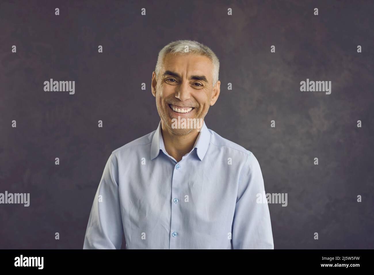 Ritratto di uomo caucasico di mezza età sorridente guardare la fotocamera Foto Stock