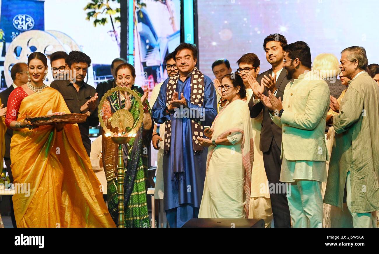 Kolkata, India. 25th Apr 2022. Capo Ministro dello stato del Bengala Occidentale, Mamata con l'attore Bollywood Shatrughan Sinha, sua moglie Poonam Sinha, l'attore Prasenjit Chatterjee, Sandip Roy, regista e figlio di Oscar Satyajit Ray, l'attore Dev, cantante Babool Supriyo durante l'inaugurazione del Kolkata International Film Festival 27th a Kolkata. (Foto di Dipa Chakraborty/Pacific Press) Credit: Pacific Press Media Production Corp./Alamy Live News Foto Stock