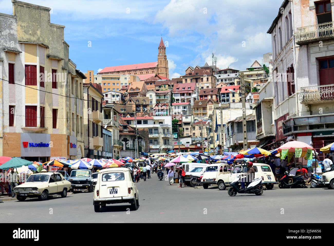 Il vivace mercato di Analakely ad Antananarivo, Madagascar. Foto Stock