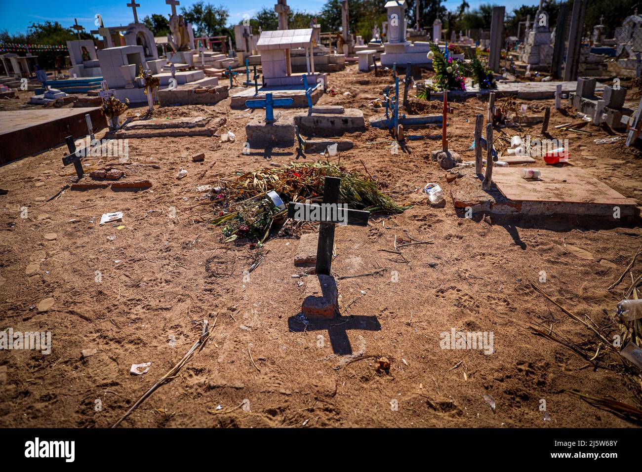 Tombe, croci e tombe di terra nel cimitero, pantheon nel Paredón Colorado o Paredón Viejo è un ranchería nel comune di Benito Juárez, situato nel sud dello stato messicano di sonora, Messico. Alle rive la baia di Tóbari. Riceve il turismo dalla Valle del Yaqui, Navojoa e Bacobampo. (Foto di Luis Gutierrez/Norte Foto) Lapidas cruces y tumbas de tierra en el cementerio, panteon en el Paredón Colorado o Paredón Viejo è un comune di Benito Juárez, situato nel sud dello stato messicano di sonora, Messico. A las orillas la Bahía del ranchería tó Foto Stock