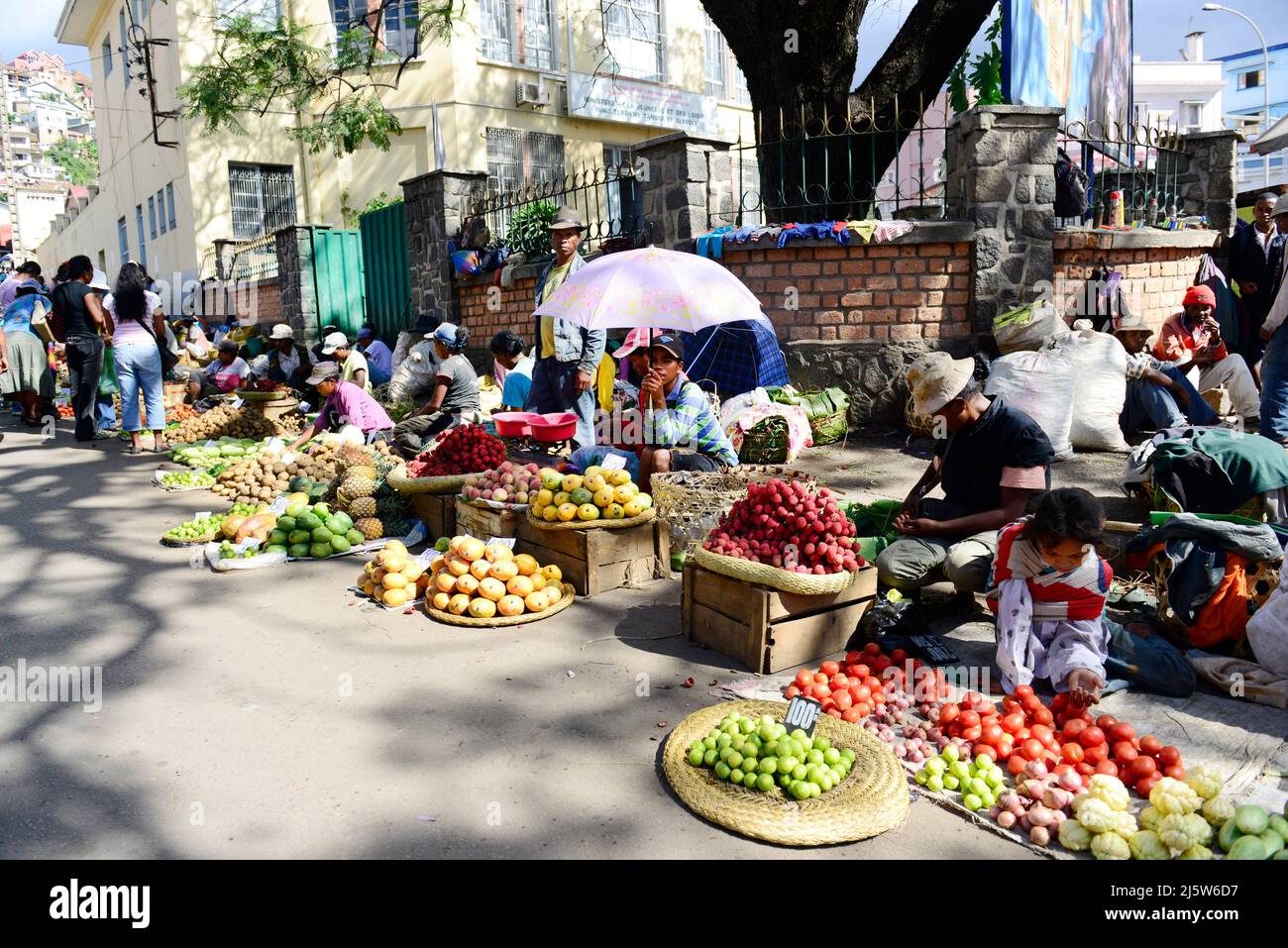 Il vivace mercato di Analakely ad Antananarivo, Madagascar. Foto Stock