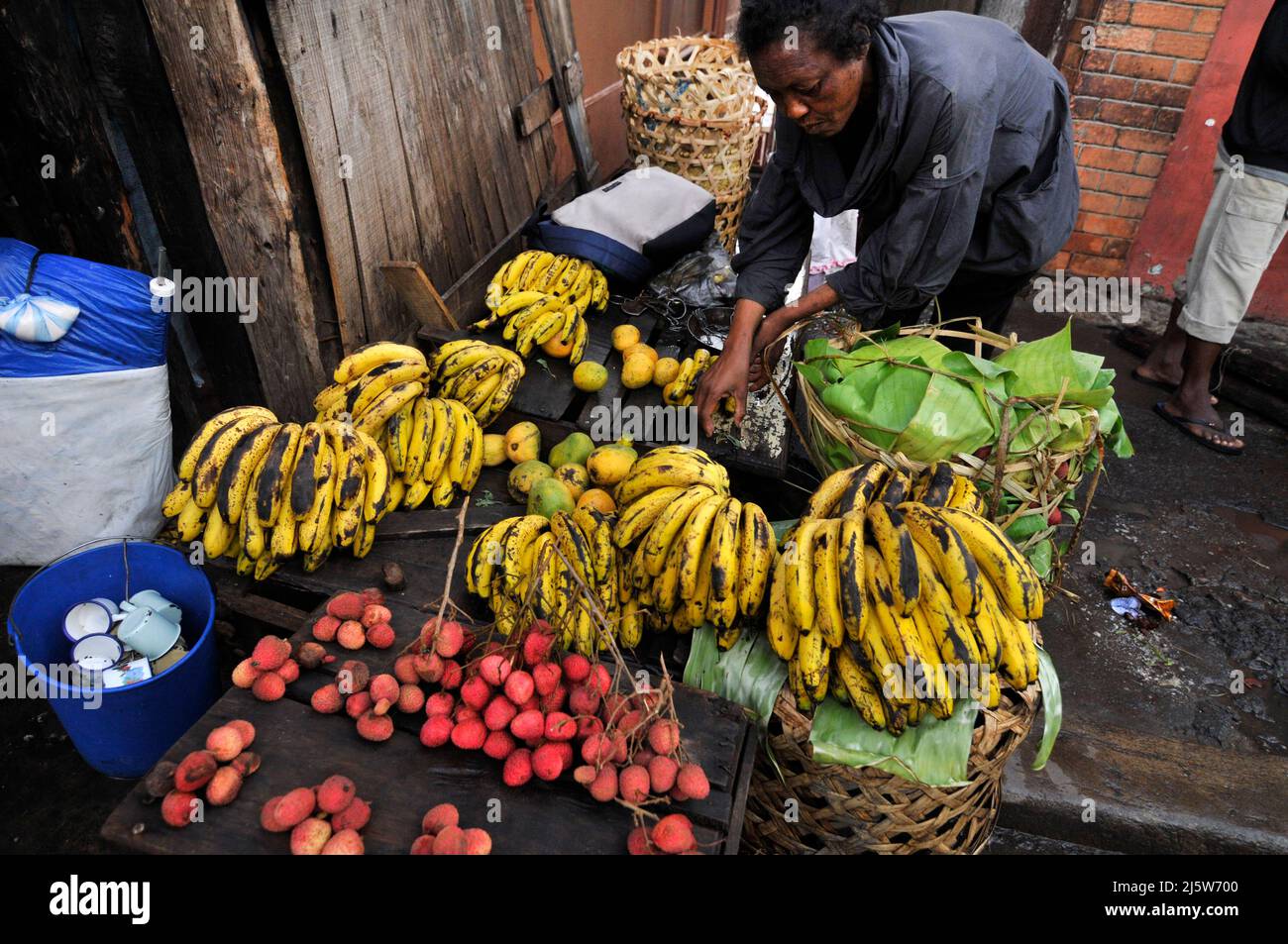 Un venditore di frutta ad Antananarivo, Madagscar. Foto Stock