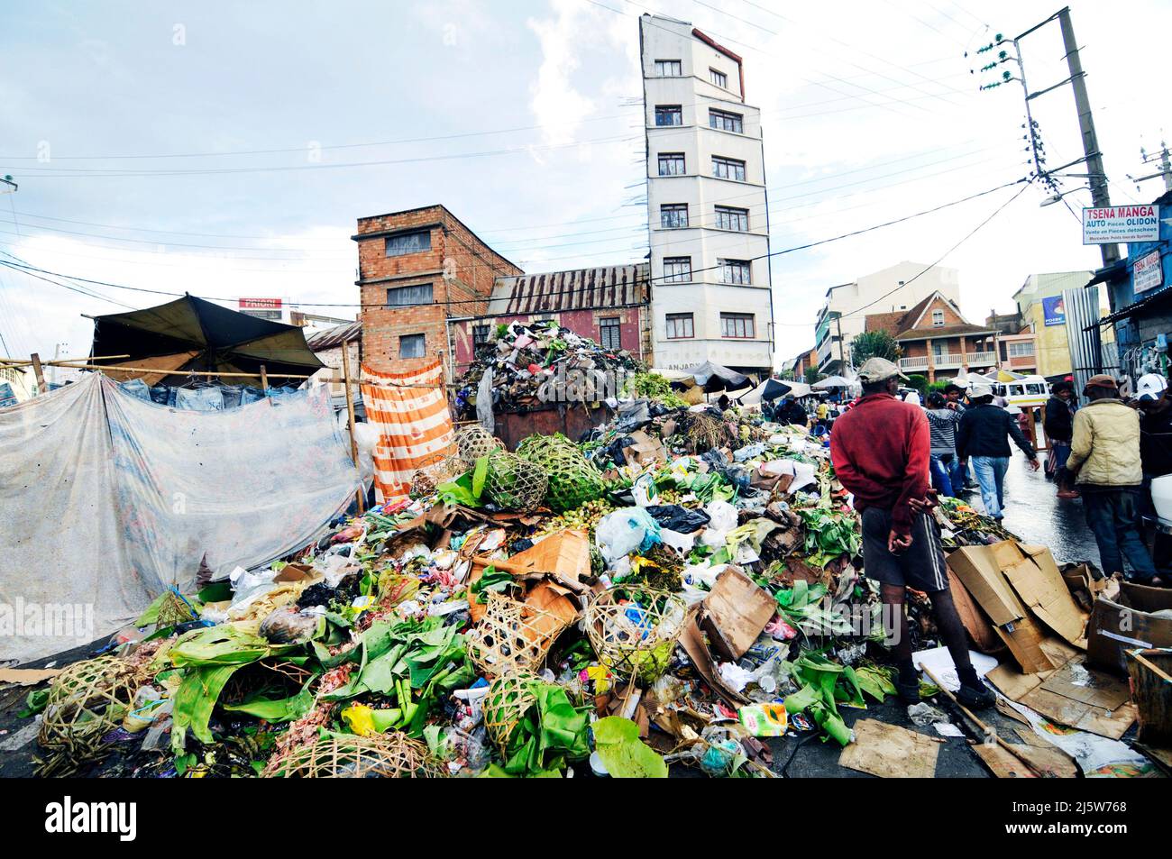 Una discarica di rifiuti da un mercato nel centro di Antananarivo, Madagascar. Foto Stock
