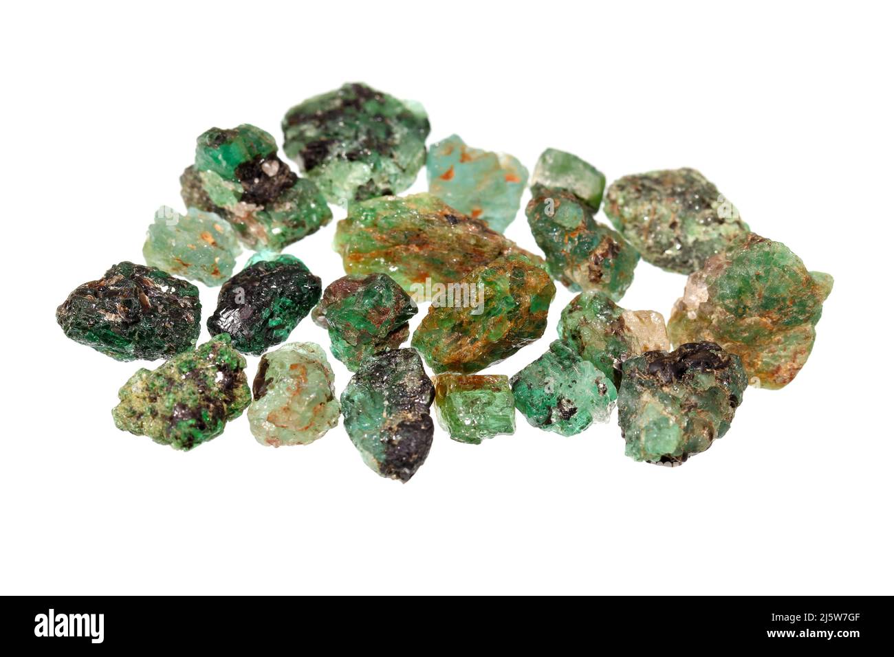 Primo piano grezzo naturale smeraldi Zambian gemma su sfondo bianco Foto Stock