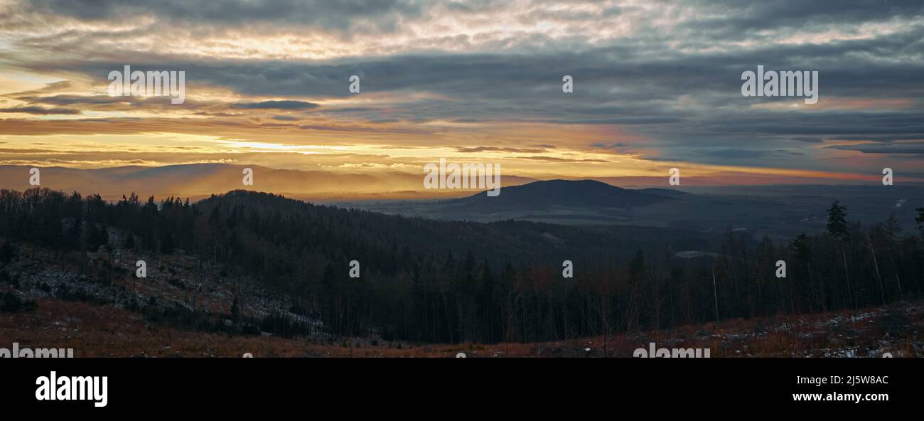 Tramonto spettacolare cielo sopra le montagne forma Foto Stock