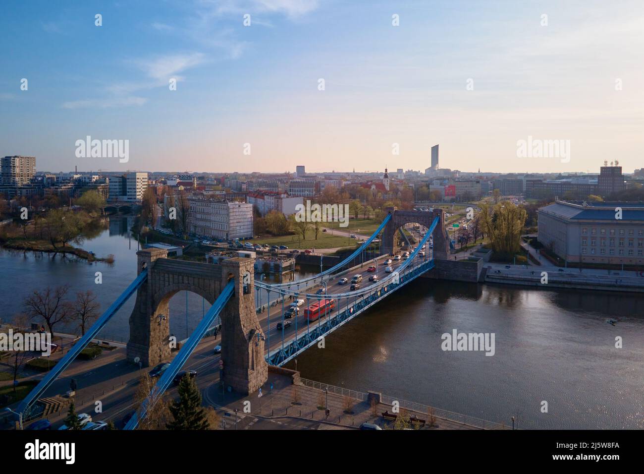 Panorama Wroclaw con ponte auto sul fiume Odra, vista aerea Foto Stock