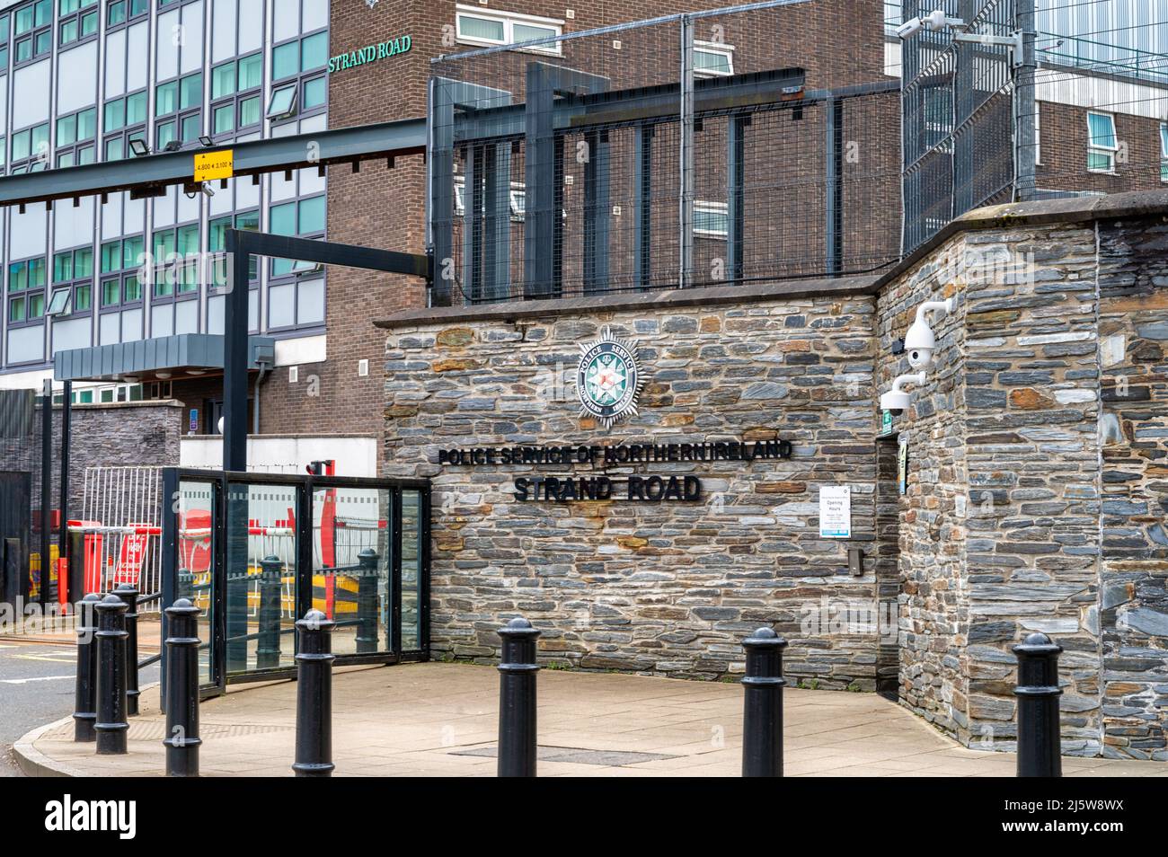 Derry, UK- 13 aprile 2022: Stazione Strand Road PSNI a Derry, Irlanda del Nord Foto Stock