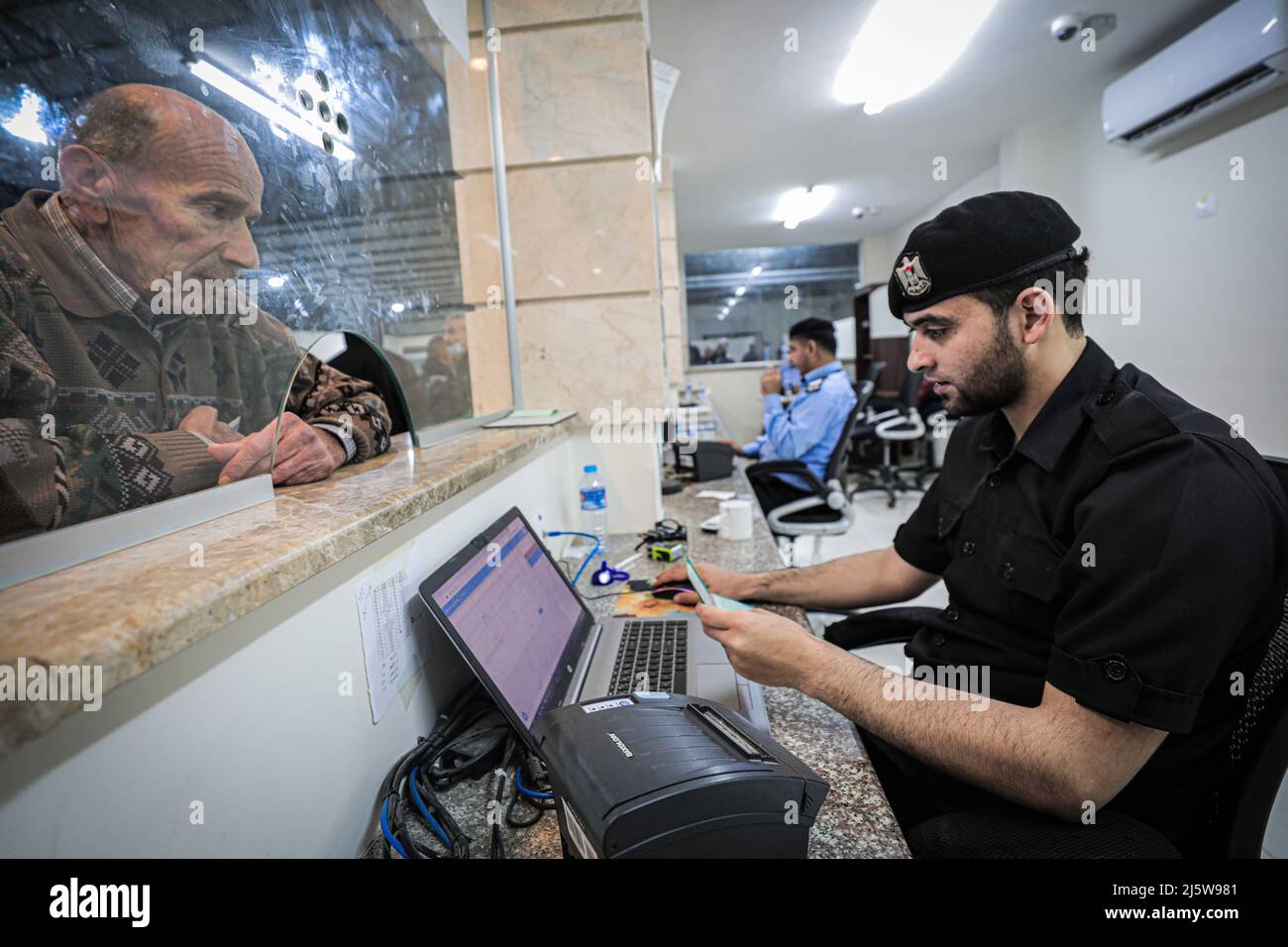 Beit Hanoun, Palestina. 25th Apr 2022. Gli ufficiali palestinesi verificano l'identità dei lavoratori che lasciano Beit Hanun nella striscia settentrionale di Gaza attraverso l'attraversamento di Erez. Credit: SOPA Images Limited/Alamy Live News Foto Stock