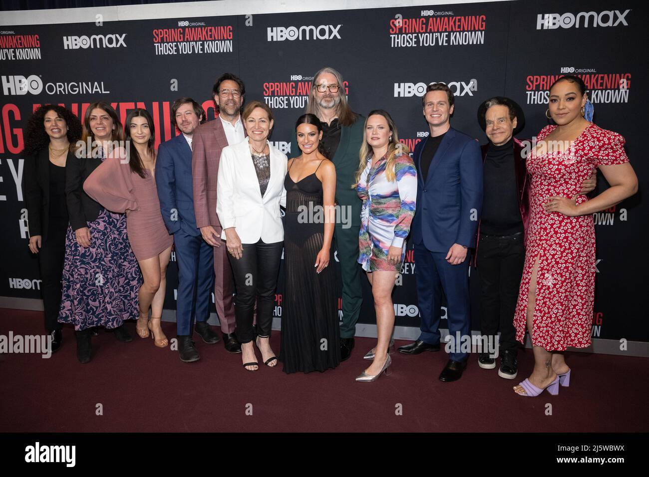 L-R) Sara Rodriguez, Nancy Abraham, ospite, John Gallagher Jr., Dave Sirulnick, Meredith Bennett, Lea Michele, Michael John Warren, Lauren 'Lolo' Pritchard, Jonathan Groff, Steven Sater e Lilli Cooper partecipano alla prima proiezione della Spring Awakening di HBO: Quelli che hai conosciuto alla Florence Gould Hall di New York, New York, il 25 aprile 2022. (Foto di Gabriele Holtermann/Sipa USA) Credit: Sipa USA/Alamy Live News Foto Stock