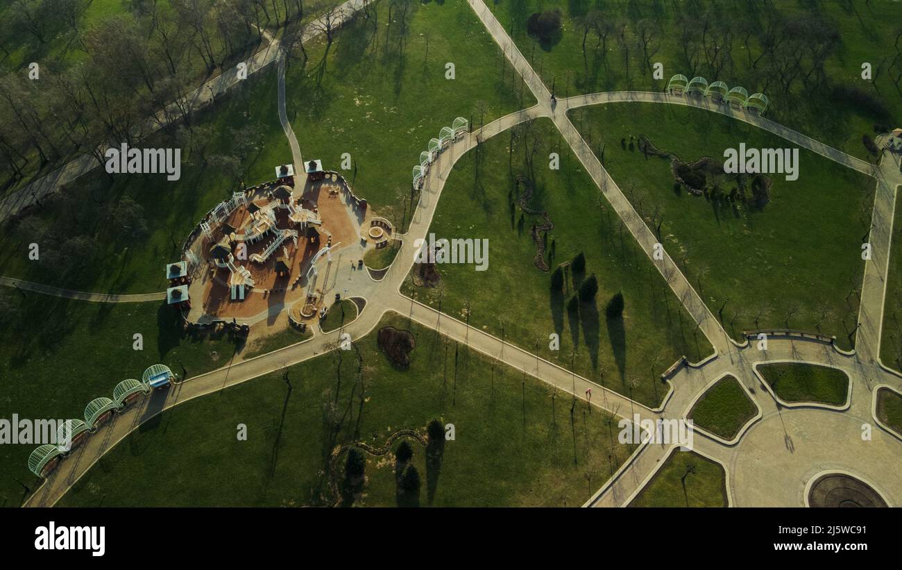 Sentieri pedonali nel parco cittadino. Volo sul parco primaverile della città. Fotografia aerea. Foto Stock
