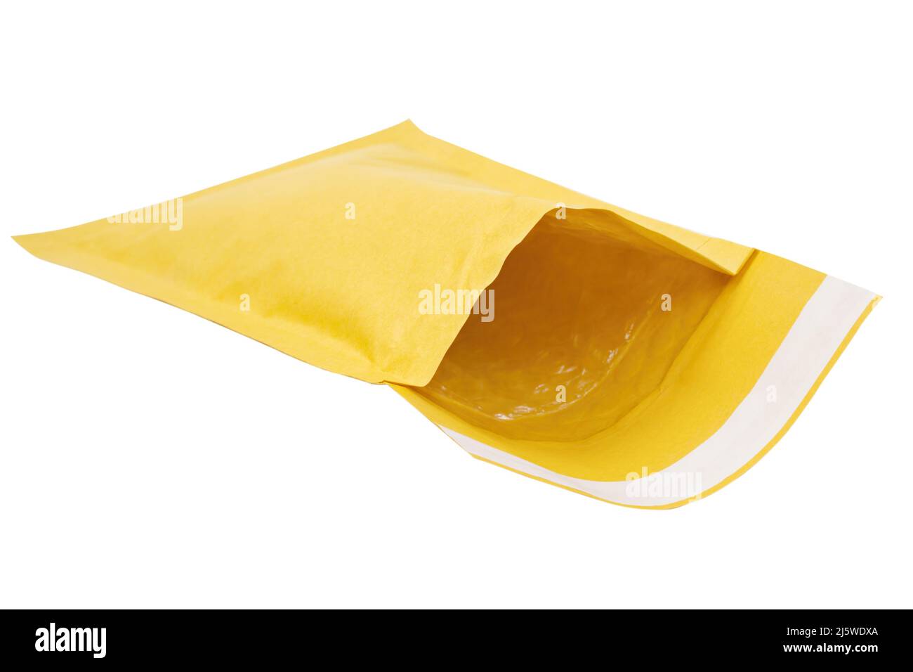 Primo piano su una busta gialla aperta isolata su sfondo bianco. Foto Stock