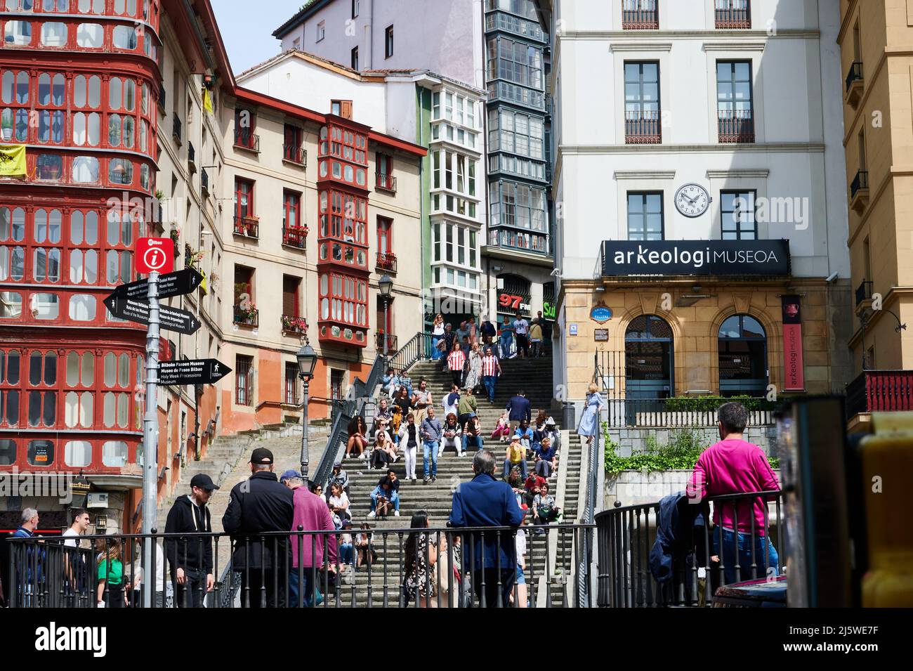 Vista del Museo Archeologico di Bilbao e le scale della Calzadas de Mallona piena di persone, Bilbao, Biscay, Paesi Baschi, Euskadi, Euskal Foto Stock