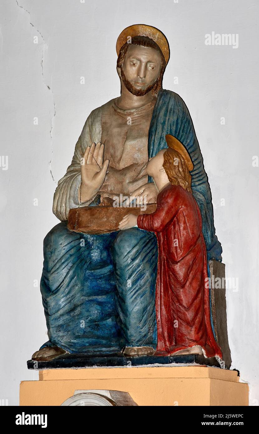 San Giuseppe col Bambino - pietra scolpita e dipinta - Luigi Strazzabosco - 1959 - Monselice (Pd) ,Italia,duomo di San Giuseppe operaio Foto Stock