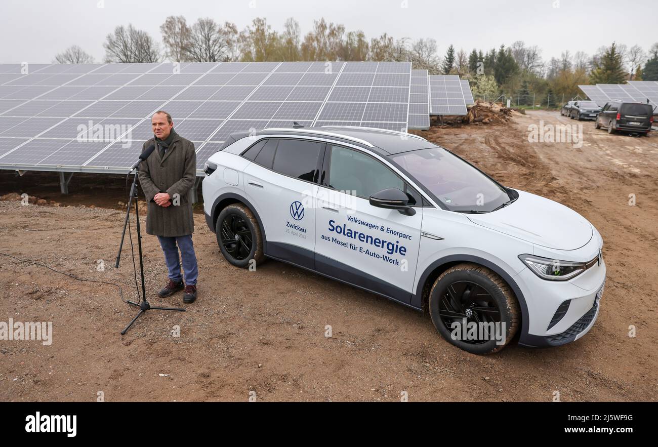 25 aprile 2022, Sassonia, Zwickau: Wolfram Günther (i Verdi), ministro della protezione dell'energia e del clima della Sassonia, parla alla consegna di un nuovo parco solare vicino a un VW ID.4. Enerparc AG gestisce il parco solare Mosel di sei ettari e fornirà 5,5 milioni di kWh di energia solare all'anno nei prossimi 20 anni per la produzione dei modelli Volkswagen completamente elettrici di Zwickau. Tutti e tre gli impianti Volkswagen in Sassonia sono già stati alimentati con energia elettrica verde da idroelettrica dalla fine del 2017. Finora, tuttavia, questo è venuto dall'Austria. Zwickau è ora la prima località sassone a Foto Stock