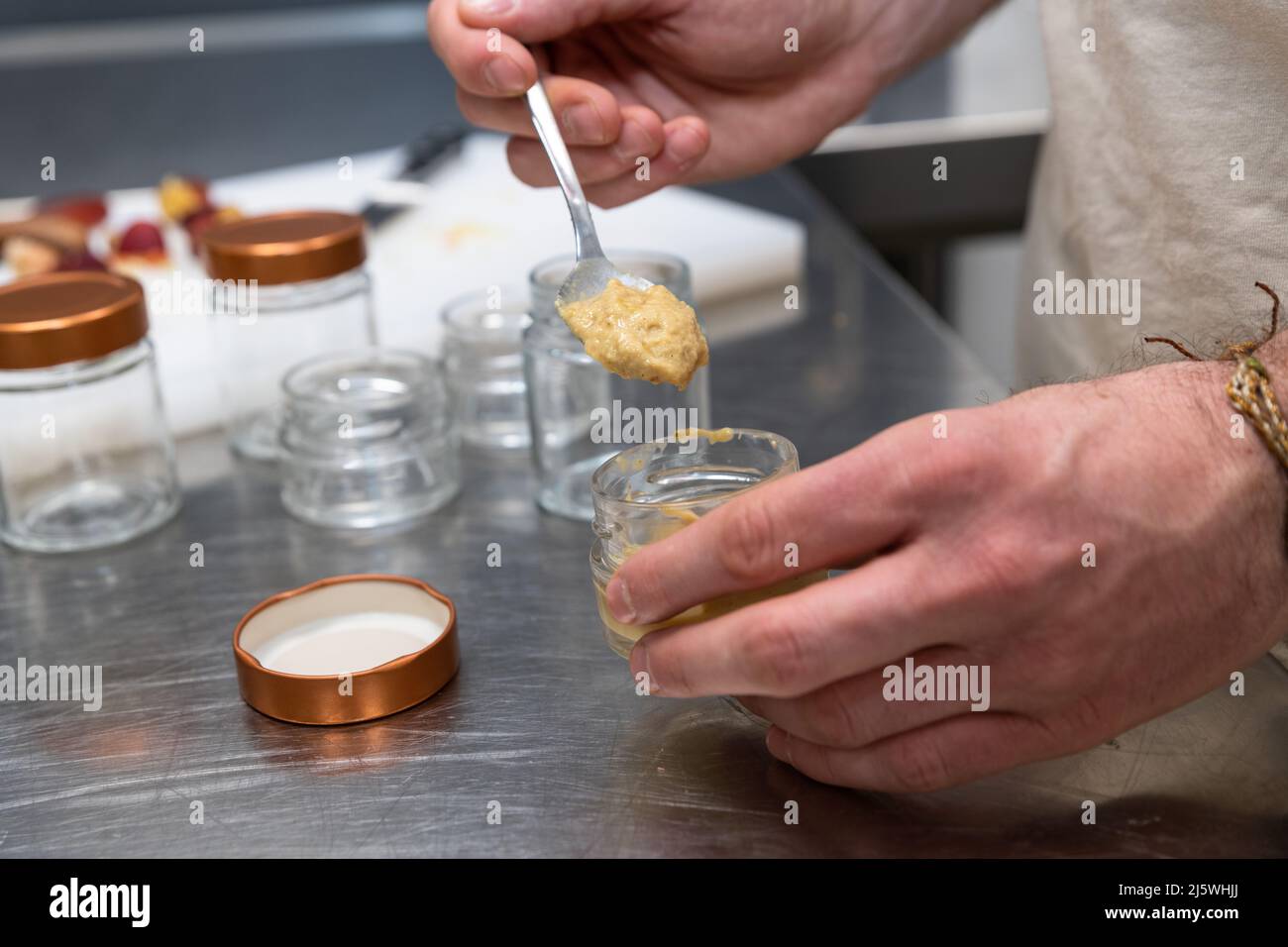 mani di un uomo sta fabbricando cibo in una cucina Foto Stock