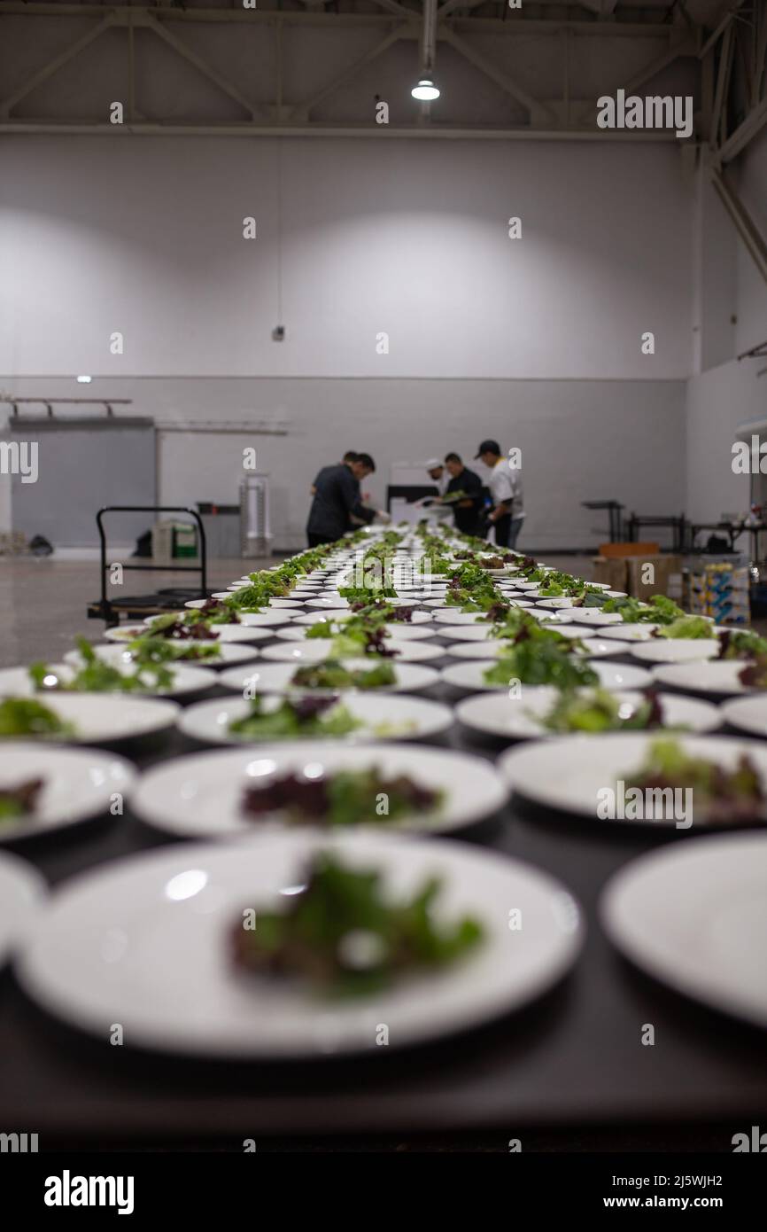 Un gruppo di chef che lavorano all'evento. Foto Stock