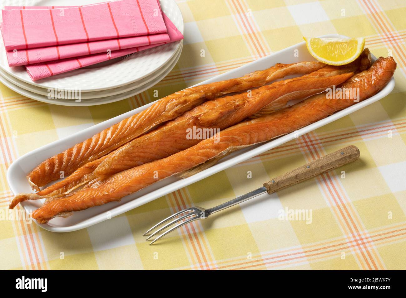I panci di salmone affumicato fresco su un piatto da vicino per il pranzo Foto Stock