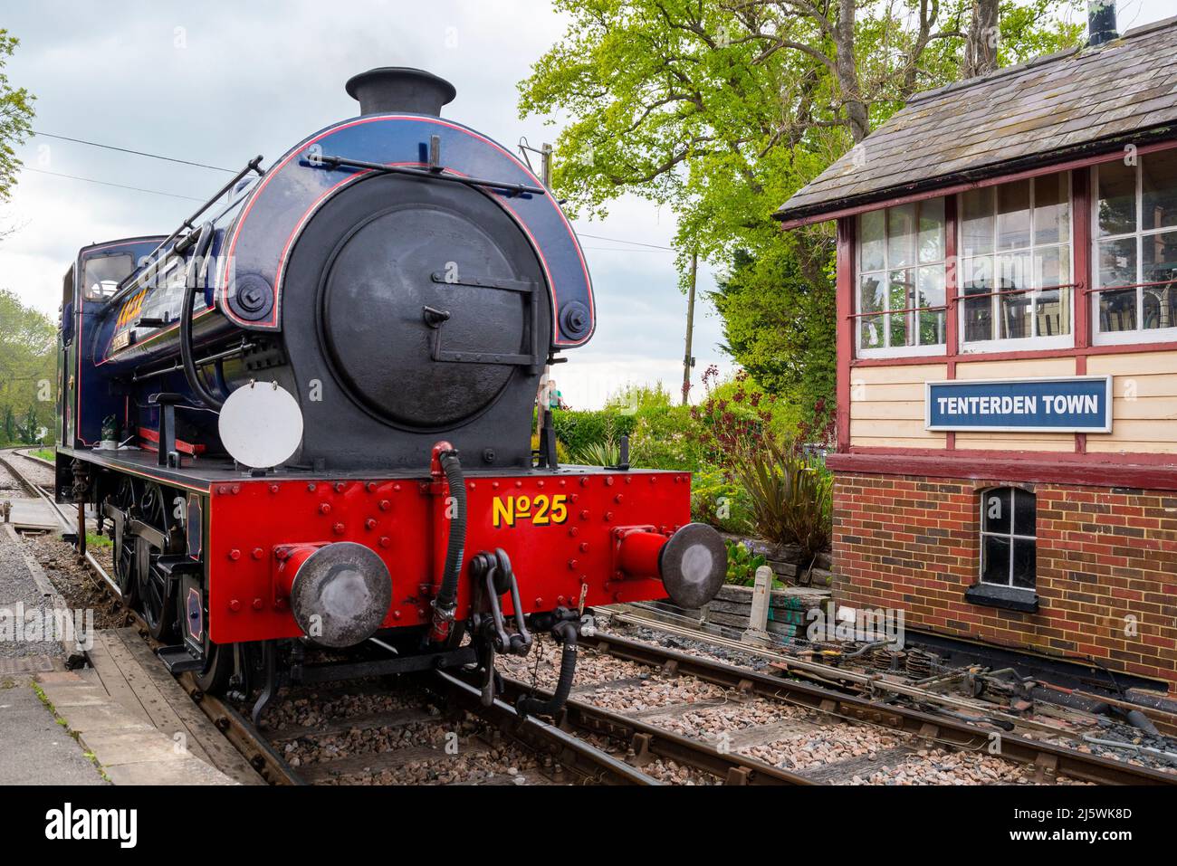 Hunslet austerity 0-6-0ST chiamato Northiam della ferrovia del Sussex del Kent & dell'est alla stazione di Tenterden Town. In stazione prendere la segnaletica Tenterden Town Foto Stock