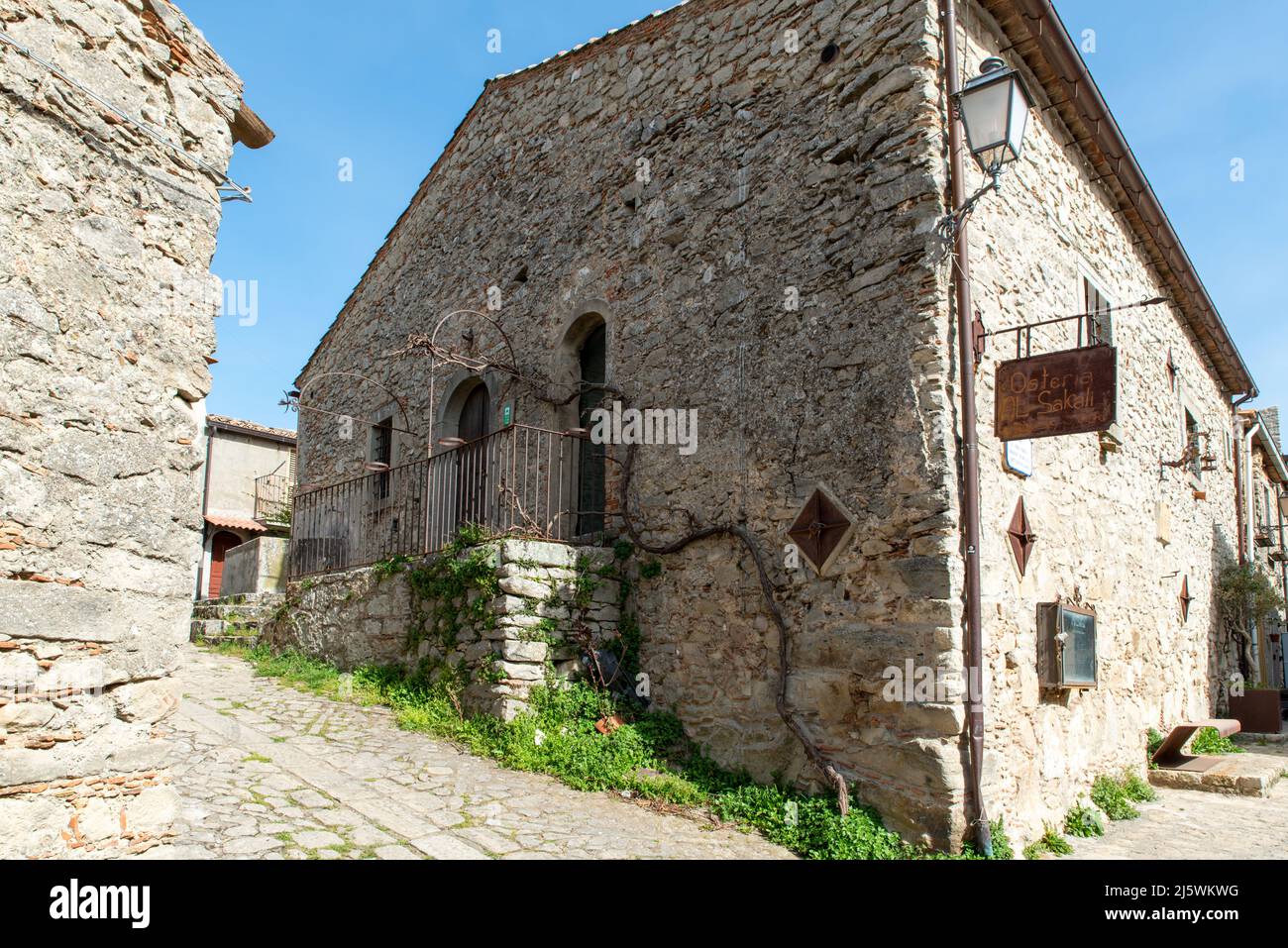 strade internee e costruzioni di Montalbano Elicona in provincia di Messina, borgo dei borghi 2015, splendido borgo medievale molto caratteristico Foto Stock