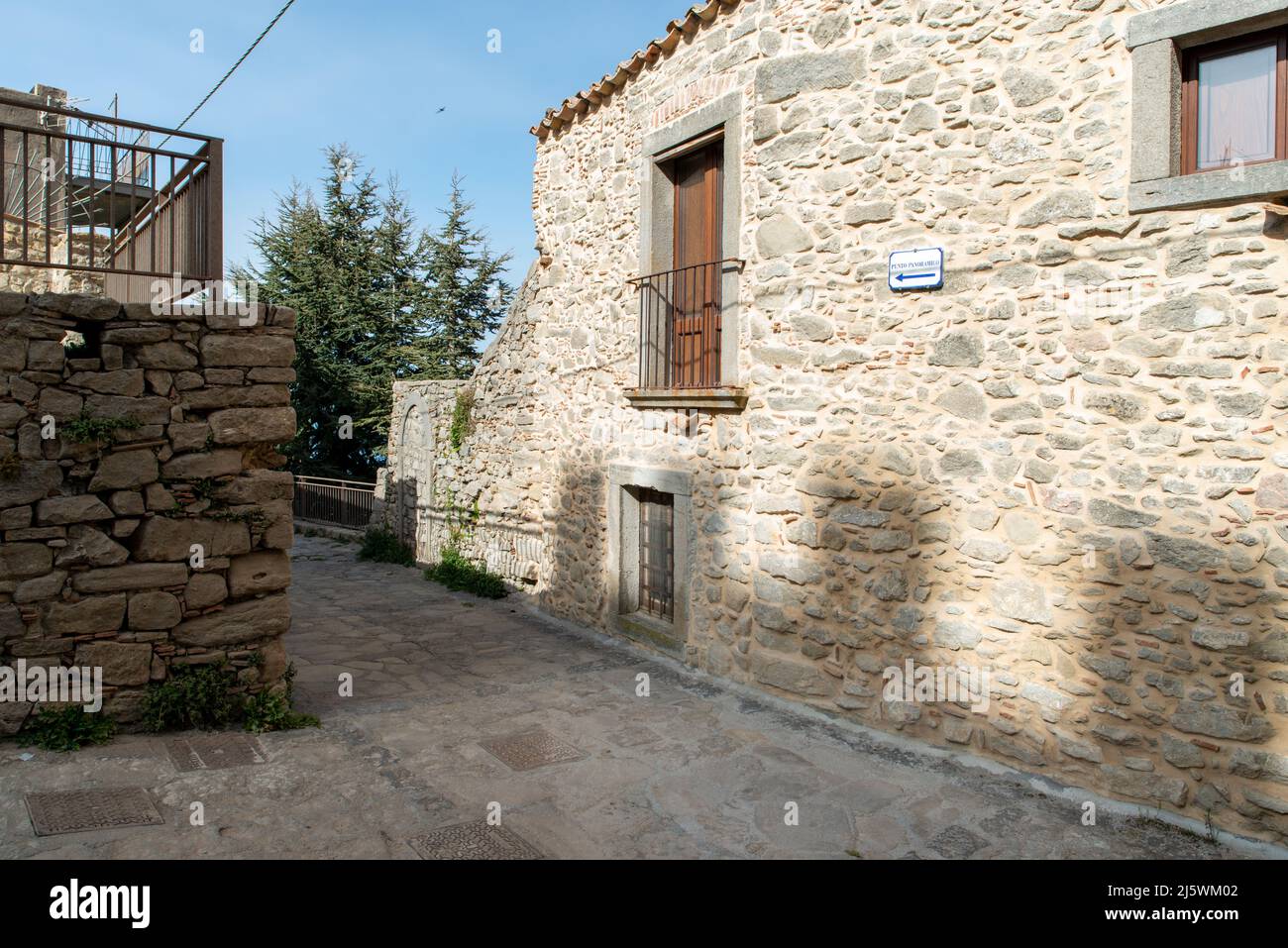 strade internee e costruzioni di Montalbano Elicona in provincia di Messina, borgo dei borghi 2015, splendido borgo medievale molto caratteristico Foto Stock