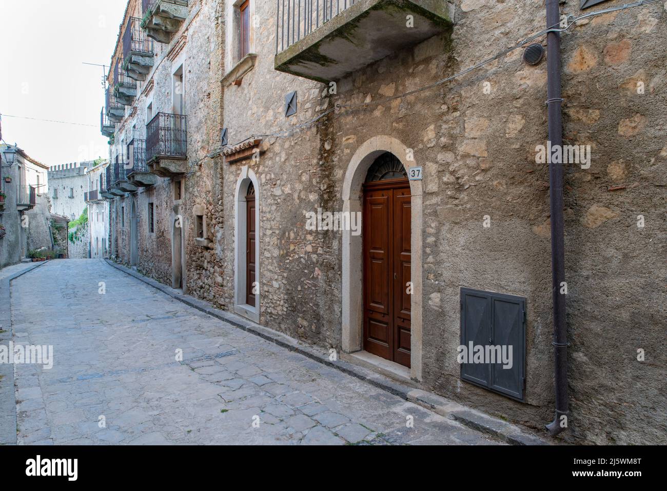 strade internee e costruzioni di Montalbano Elicona in provincia di Messina, borgo dei borghi 2015, splendido borgo medievale molto caratteristico Foto Stock