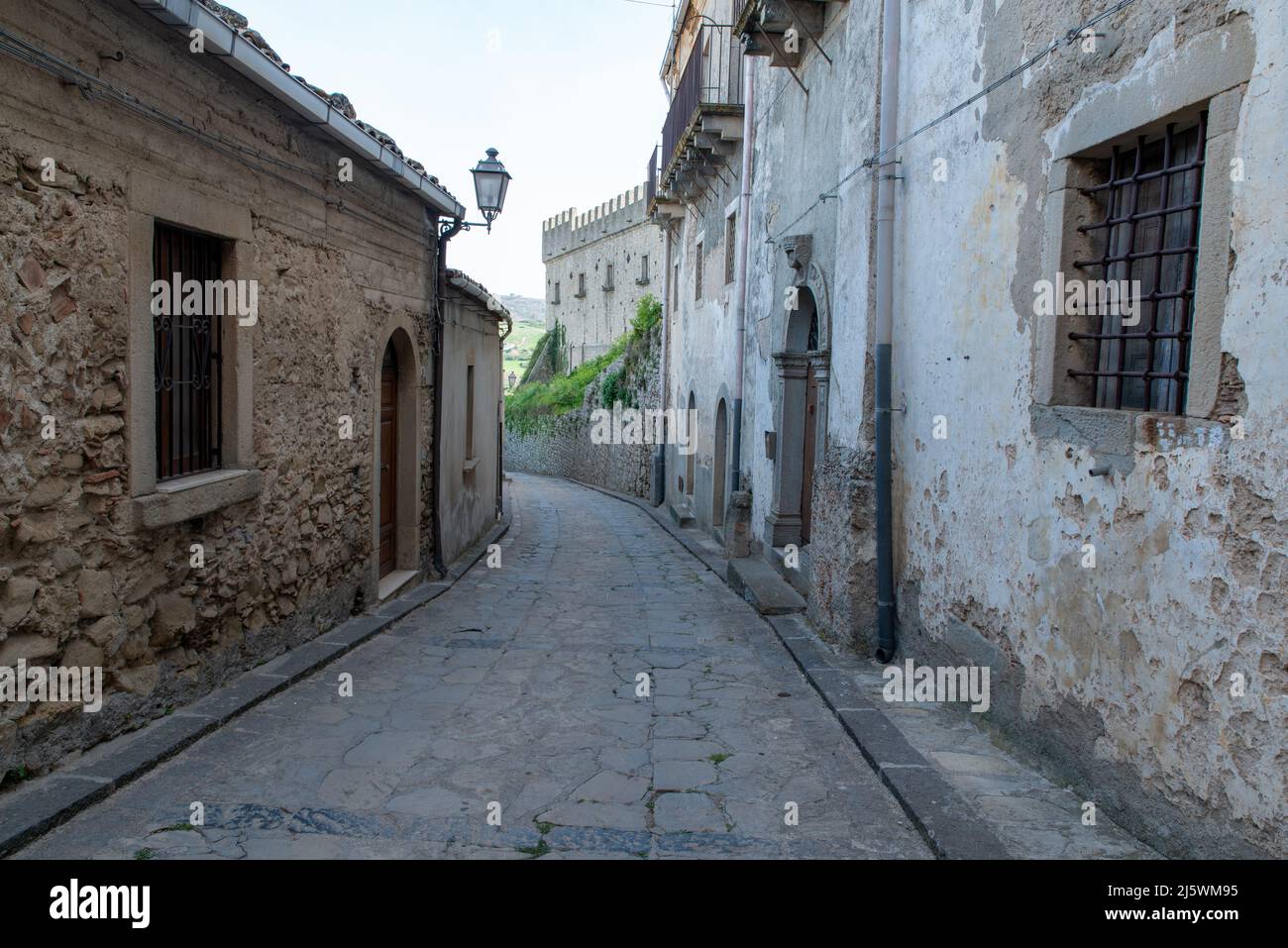 strade internee e costruzioni di Montalbano Elicona in provincia di Messina, borgo dei borghi 2015, splendido borgo medievale molto caratteristico Foto Stock