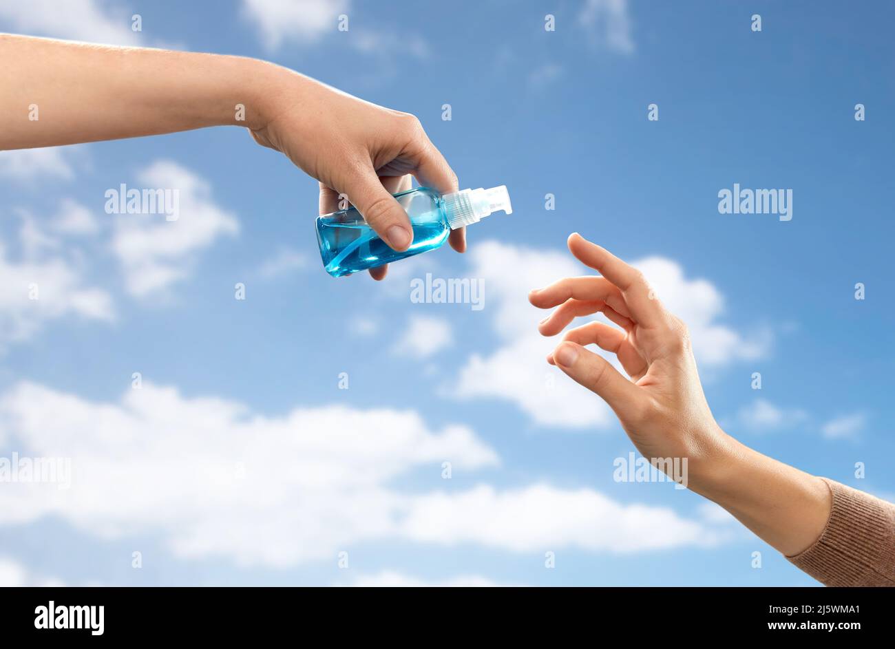 il primo piano delle mani si dona l'igienizzante per gel Foto Stock