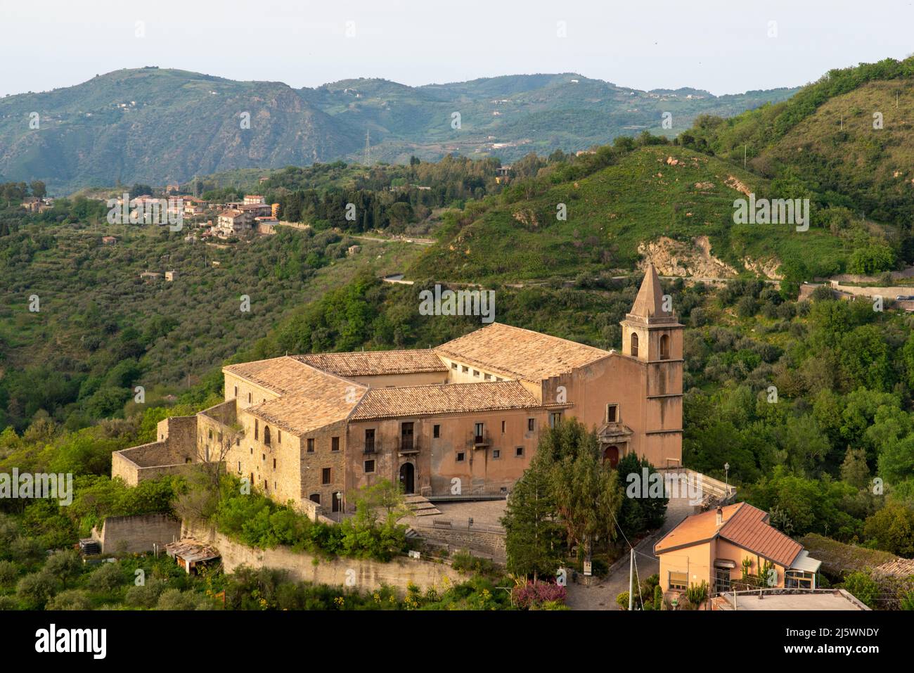 convento dei carmelitani calzati a San Piero Patti, comune in provincia di Messina sui monti Nebrodi Foto Stock