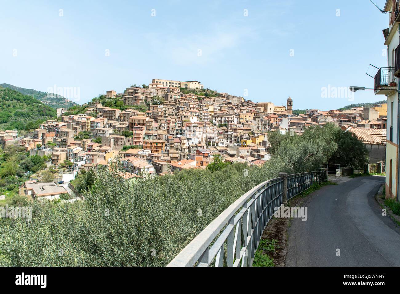 vista del borgo di San Piero Patti, provincia di Messina sui monti Nebrodi Foto Stock