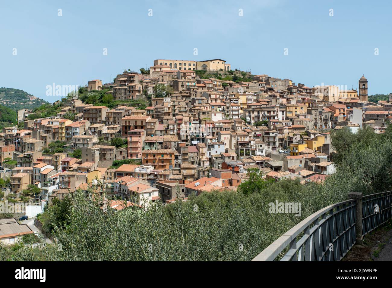vista del borgo di San Piero Patti, provincia di Messina sui monti Nebrodi Foto Stock