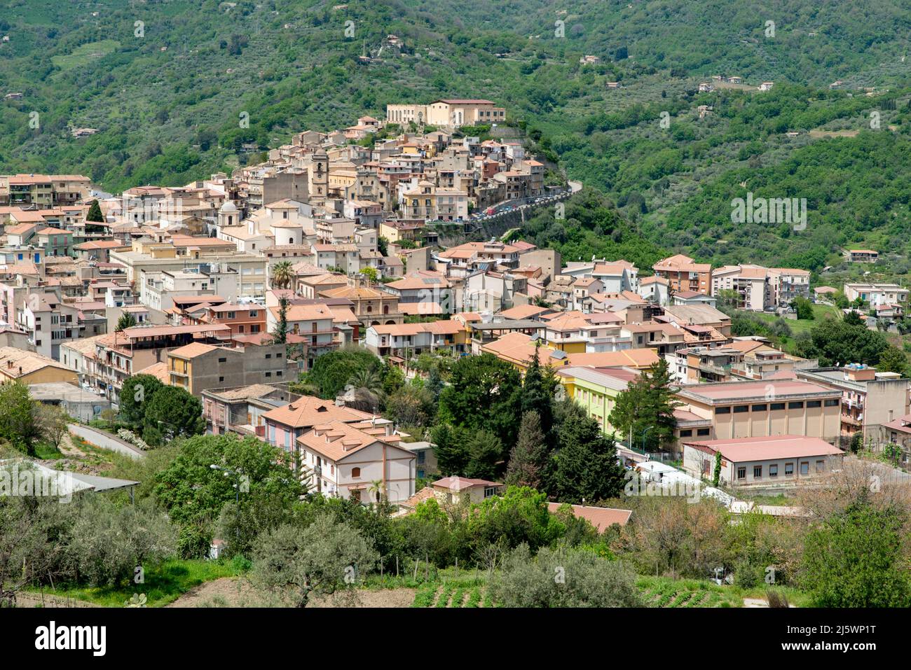 vista del borgo di San Piero Patti, provincia di Messina sui monti Nebrodi Foto Stock