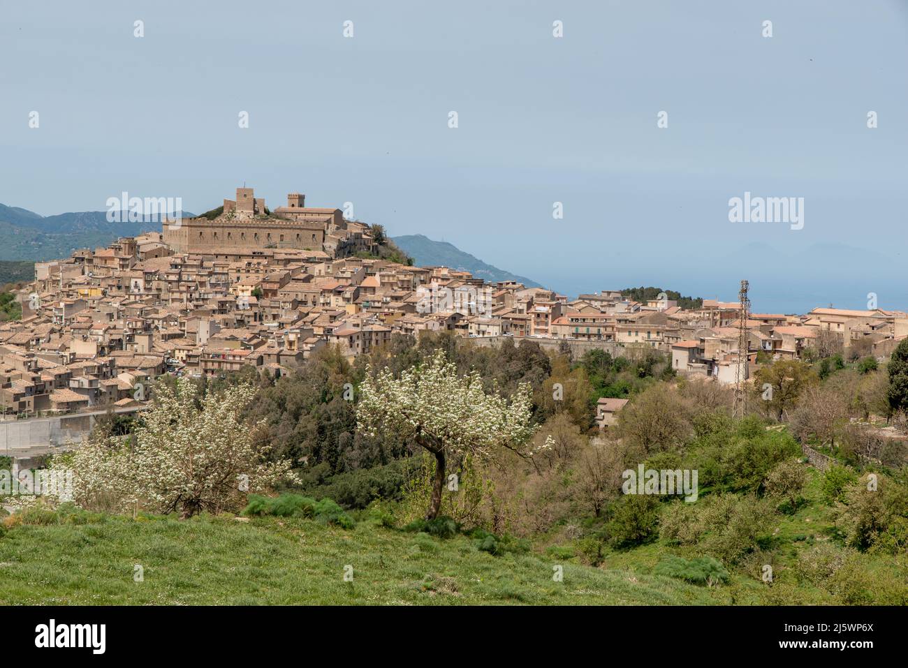 vista del borgo di Montalbano Elicona, provincia di Messina sui monti Nebrodi Foto Stock