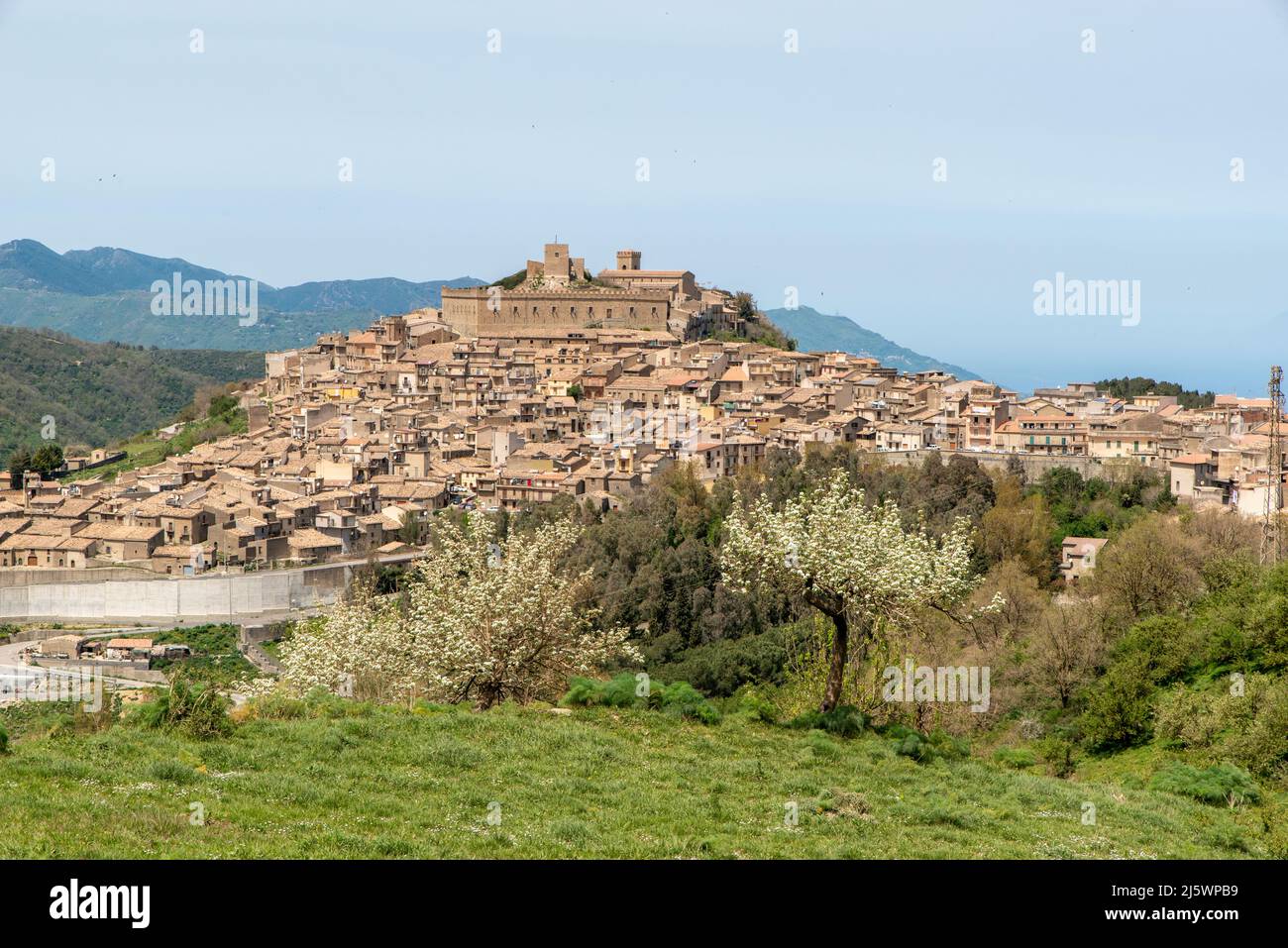 vista del borgo di Montalbano Elicona, provincia di Messina sui monti Nebrodi Foto Stock