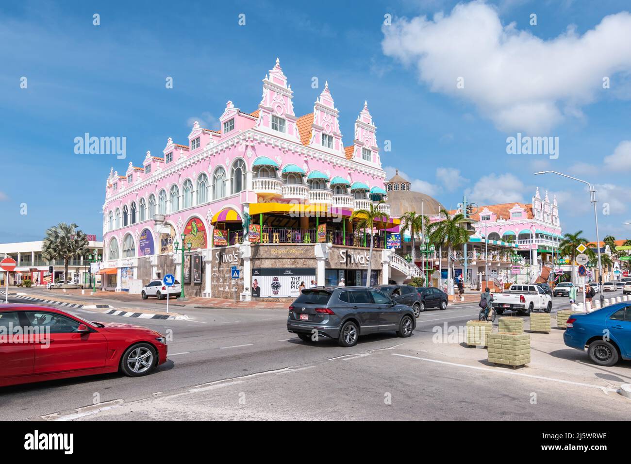 ORANJESTAD, ARUBA - 31 MARZO 2022: Centro città con via commerciale a Oranjestad, Aruba. Foto Stock