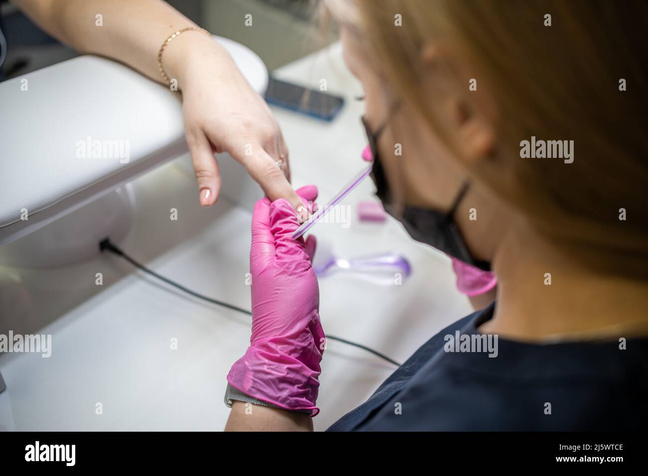 Manicure artista che rende professionale manicure in salone di bellezza Foto Stock