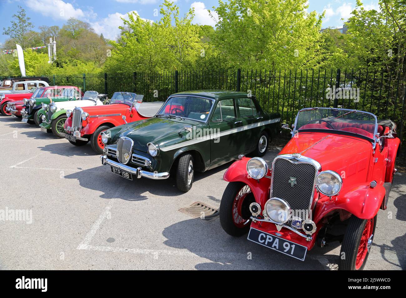 Singer Gazelle V (1964) e Singer Nine le Mans (1933), British Marques Day, 24 aprile 2022, Brooklands Museum, Weybridge, Surrey, Inghilterra, Regno Unito, Europa Foto Stock