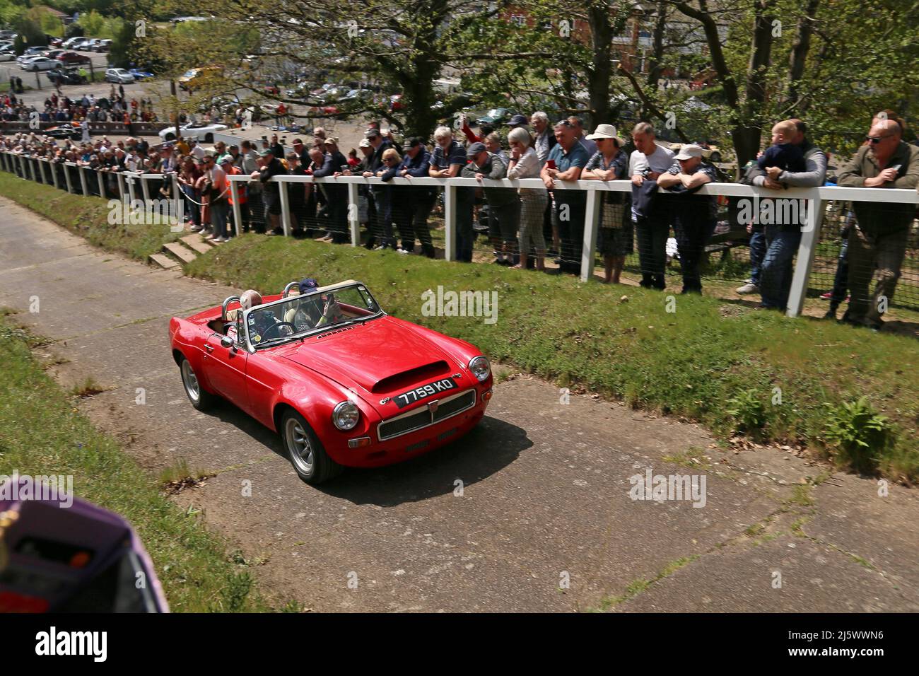 MG MGB Mk1 V8 Roadster (1962-1967) su Test Hill, British Marques Day, 24 aprile 2022, Brooklands Museum, Weybridge, Surrey, Inghilterra, Regno Unito, Europa Foto Stock