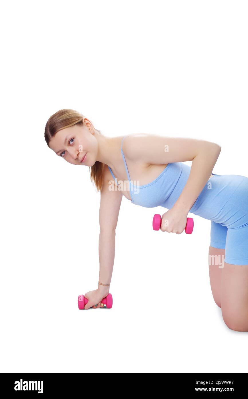 la ragazza giovane esercita il fitness su uno sfondo bianco Foto Stock
