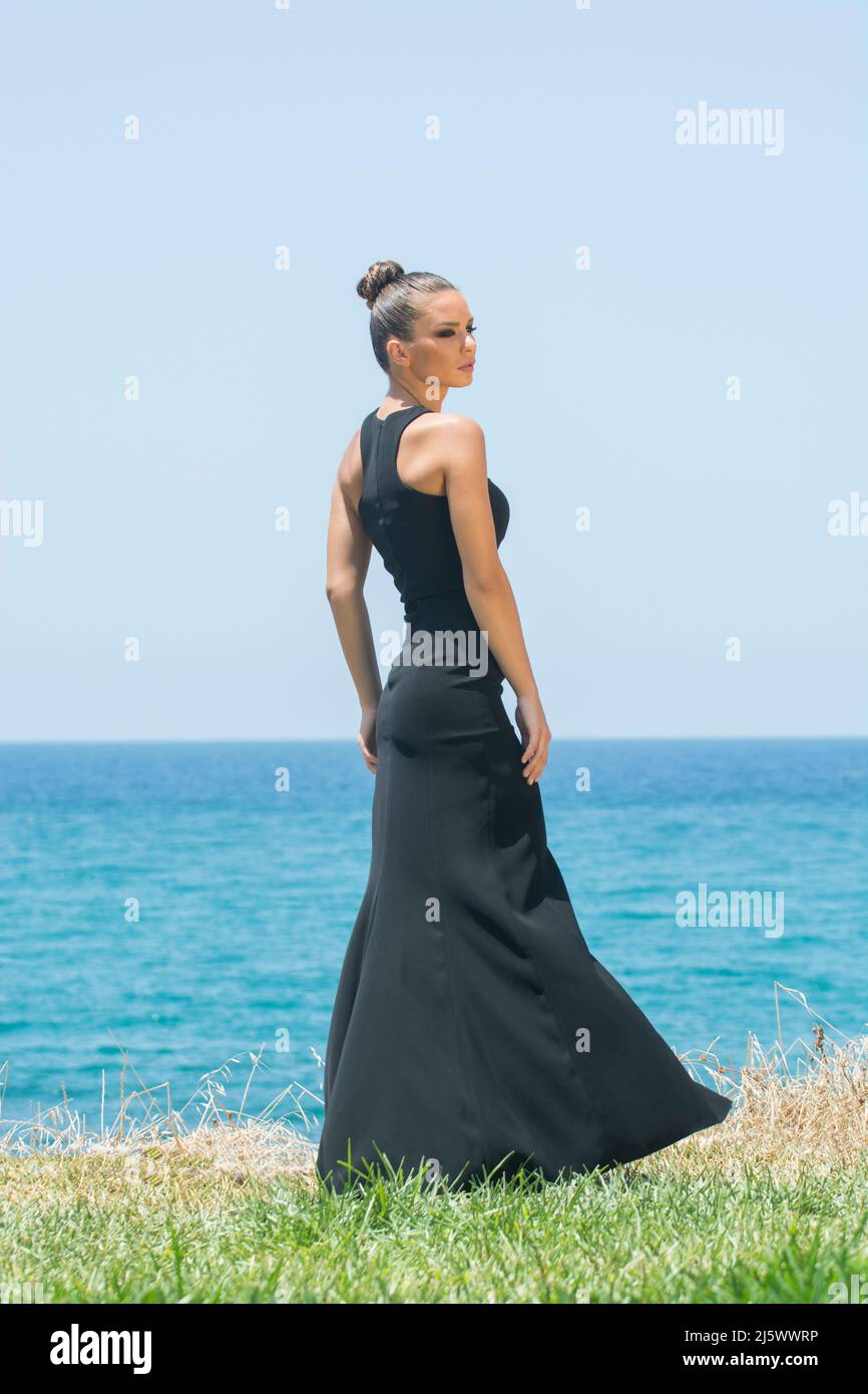 Bella donna in riva al mare Foto Stock