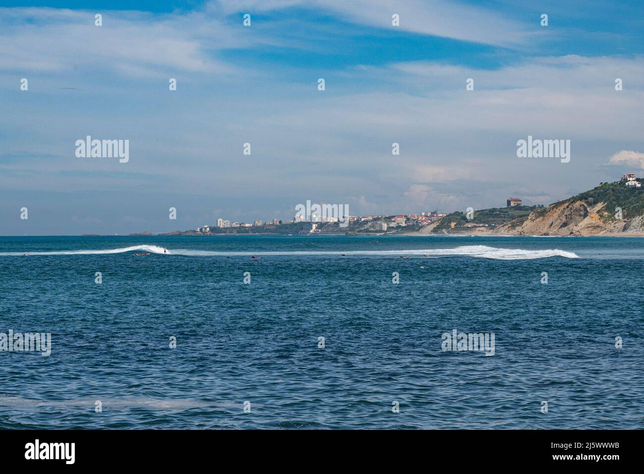 La costa atlantica vicino a Guéthary è uno dei punti caldi per il surf della costa atlantica basca. Foto Stock
