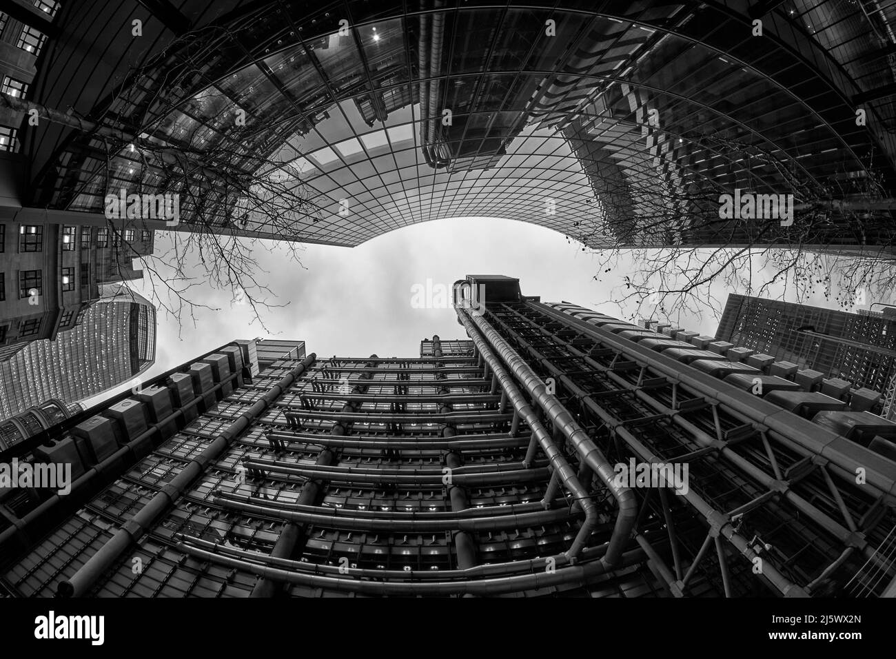 La City of London Worm's Eye View con il Lloyd's Building e il Willis Building Foto Stock