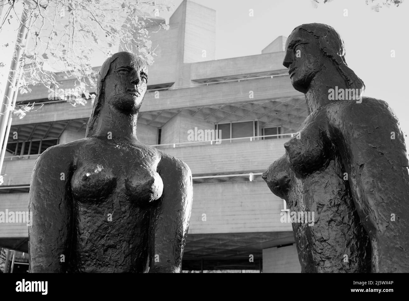 London Pride Sculpture e il Teatro Nazionale, South Bank, Londra, Inghilterra Foto Stock