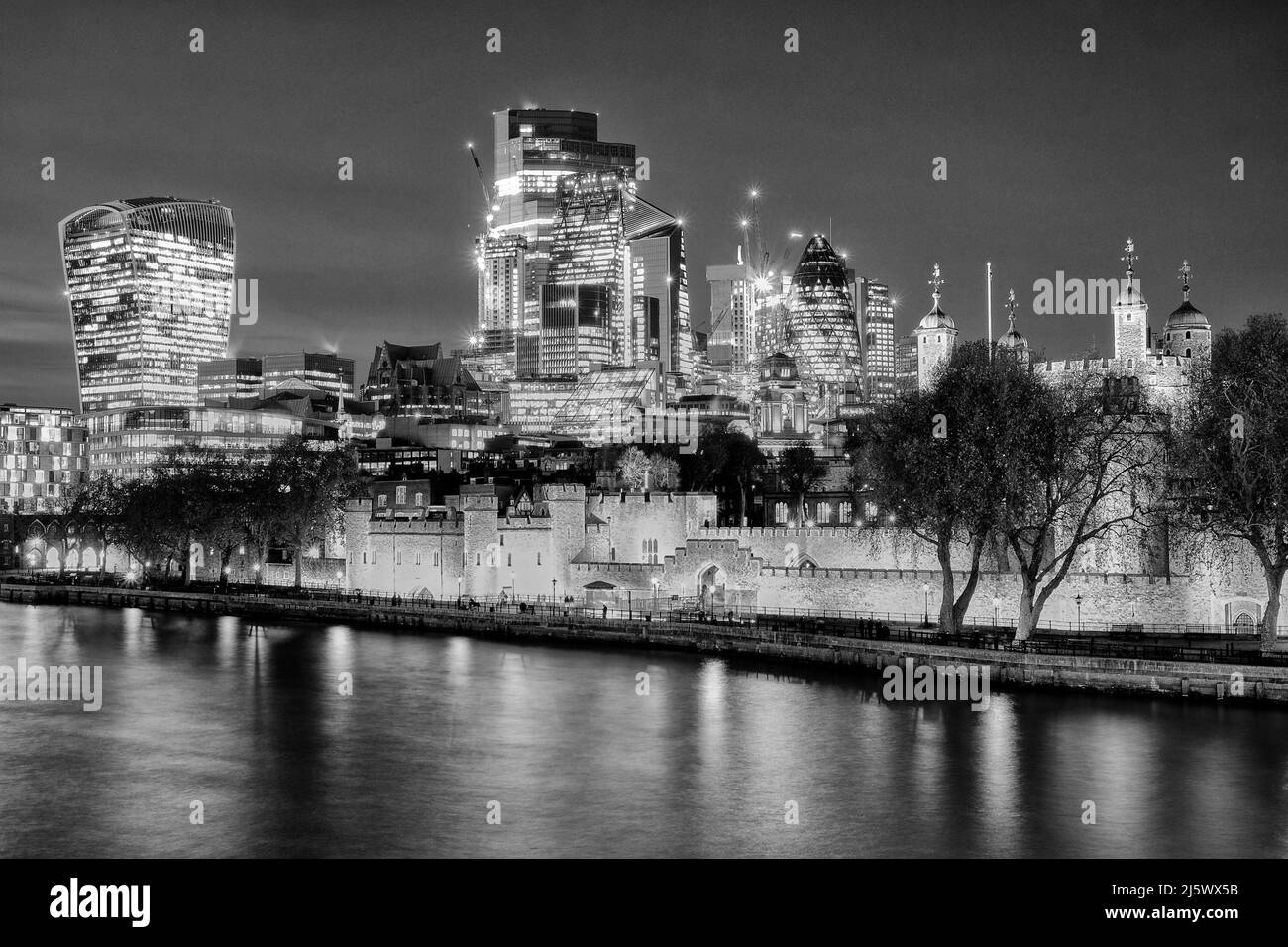 La Torre di Londra nana dalla Città di Londra Foto Stock
