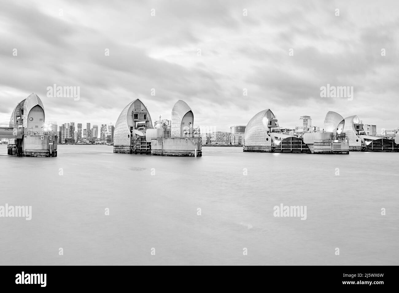The Thames Barrier, Flood Defenses, Londra. Bianco e nero formato 3:2 High Key Foto Stock